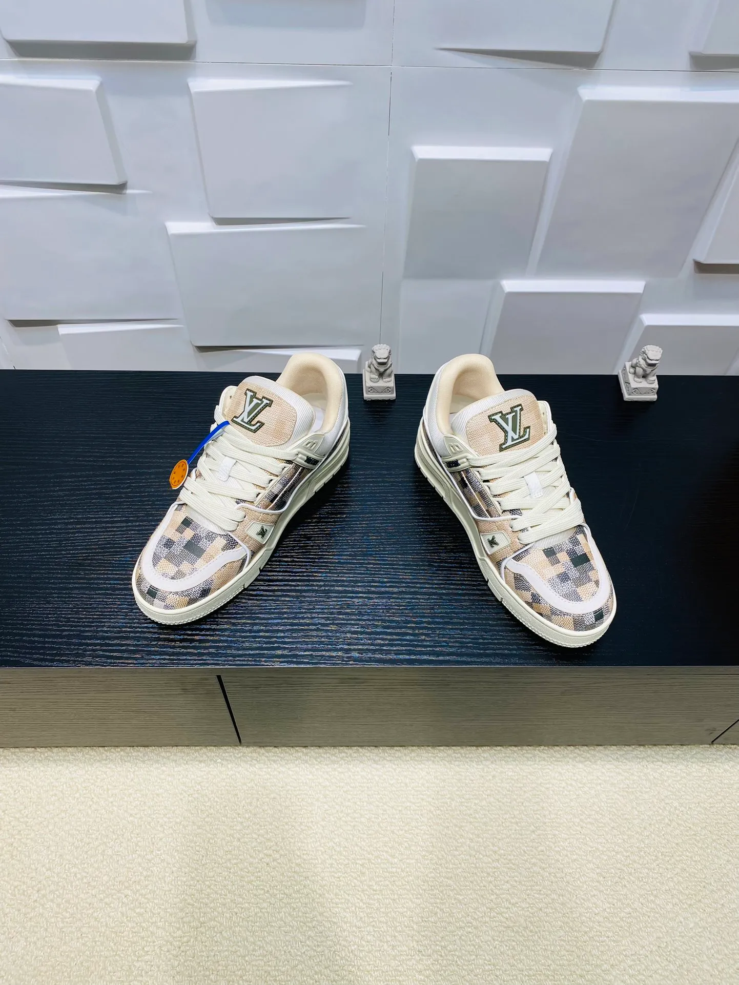 👟👟Ex-factory price 800👟👟 💰💰💰 Hot style 🆕🆕🆕𝙇𝙑 LV Louis Vuitton L House Donkey Brand Trainer Series Couple Style Casual Sports Shoes Skateboard Shoes Original Purchase Development Production Production This pair of LV Trainer sneakers are made of a blend of technical materials with waterproof properties. The meticulously crafted upper is notable for its many signature details, including Louis Vuitton and #54 in script, referencing the year 1854. Exquisite packaging at the delivery counter🛍📦 ▪️Fabrics: Original customized imported cowhide ▪️Inner lining: Original customized breathable mesh ▪️Outsole: Original open-molded non-slip TPU combination outsole ▪️Sole thickness: 3 cm ▪️Size: Women's 35-41 / Men's 38-46